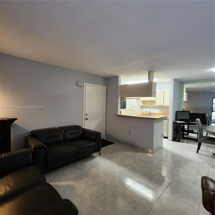 Active With Contract: $1,600 (1 beds, 1 baths, 627 Square Feet)