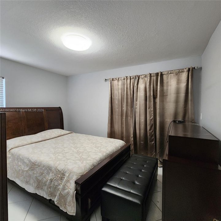 Active With Contract: $1,600 (1 beds, 1 baths, 627 Square Feet)