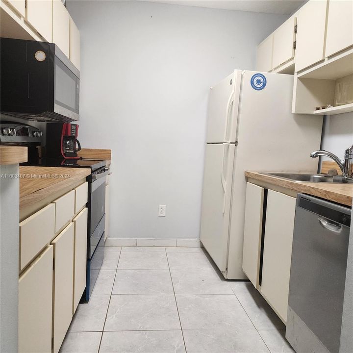 Active With Contract: $1,600 (1 beds, 1 baths, 627 Square Feet)