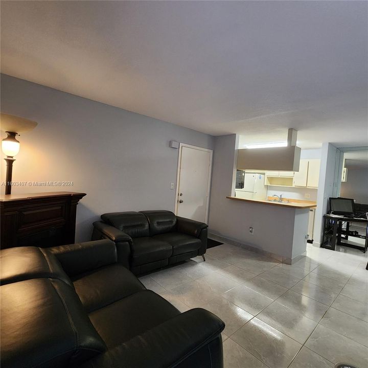 Active With Contract: $1,600 (1 beds, 1 baths, 627 Square Feet)