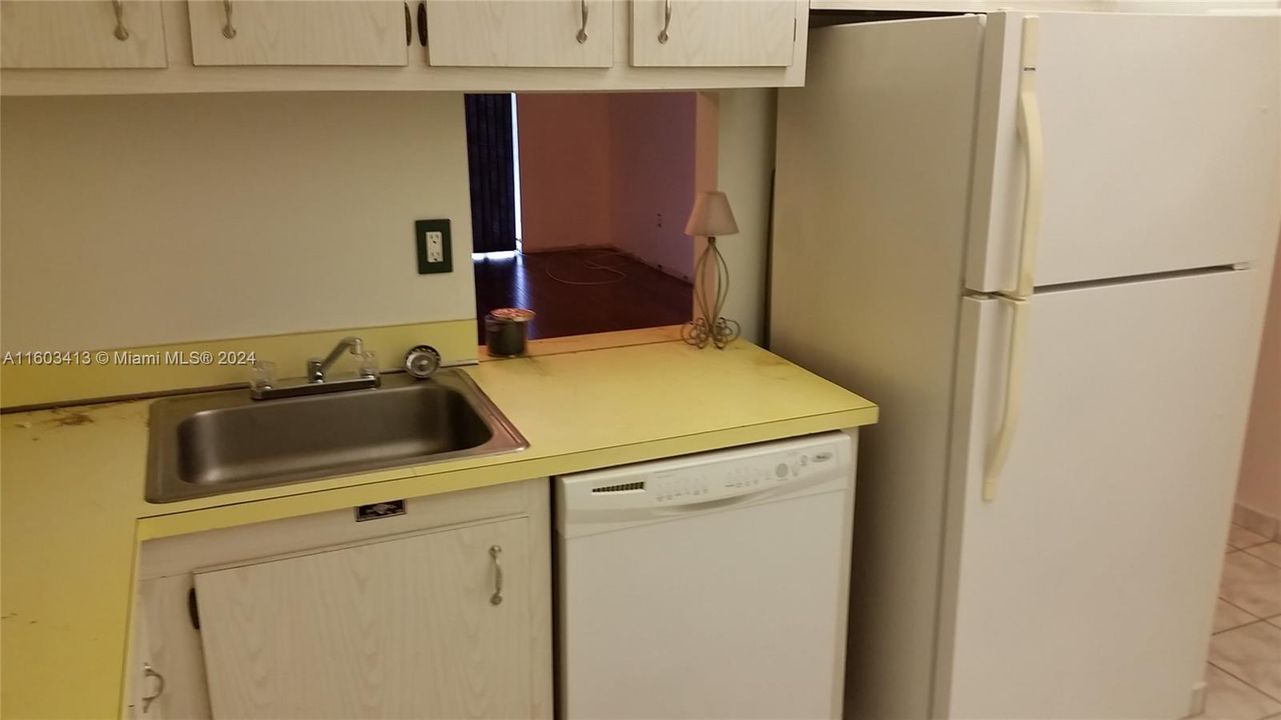 For Rent: $1,900 (1 beds, 1 baths, 712 Square Feet)