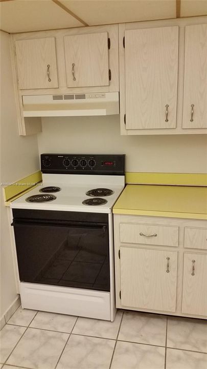 For Rent: $1,900 (1 beds, 1 baths, 712 Square Feet)