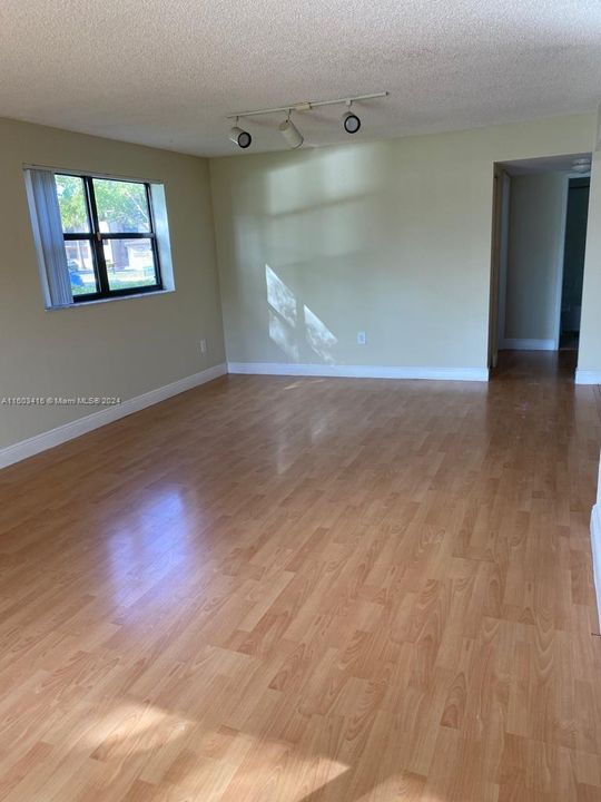 Recently Sold: $300,000 (3 beds, 2 baths, 1216 Square Feet)