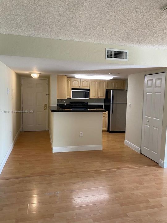 Recently Sold: $300,000 (3 beds, 2 baths, 1216 Square Feet)