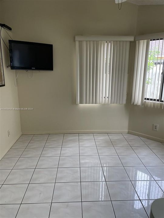 For Rent: $3,000 (3 beds, 2 baths, 1326 Square Feet)