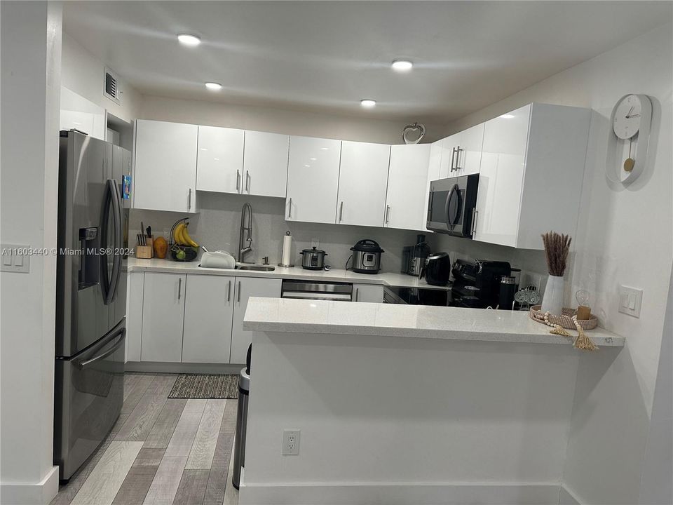 Active With Contract: $429,900 (2 beds, 1 baths, 1140 Square Feet)