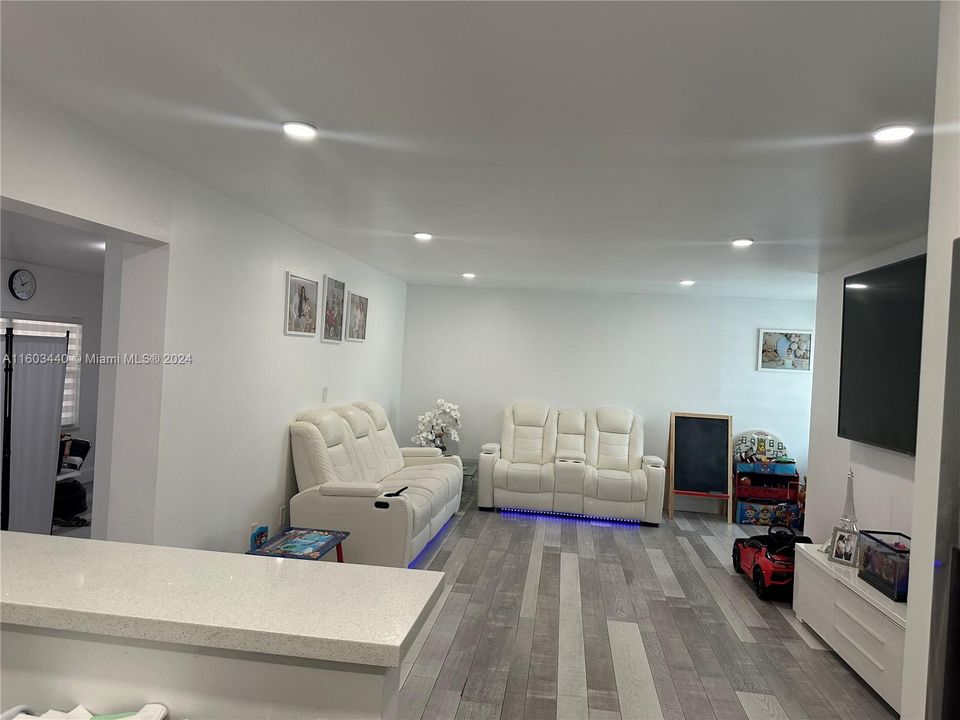 Activo con contrato: $429,900 (2 camas, 1 baños, 1140 Pies cuadrados)