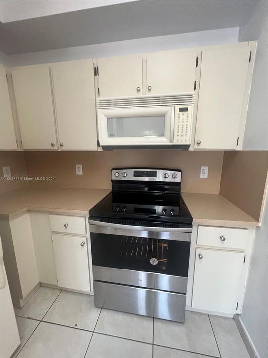 For Sale: $367,000 (2 beds, 2 baths, 910 Square Feet)