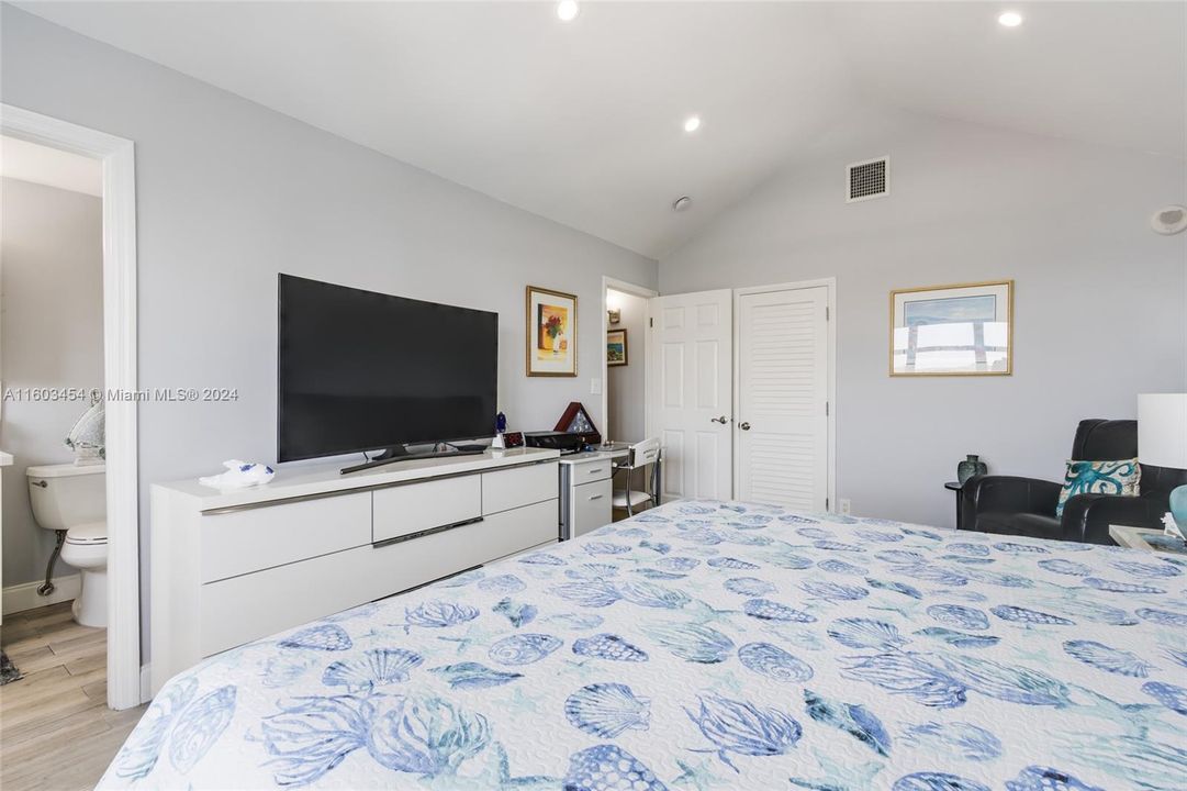 Active With Contract: $325,000 (1 beds, 1 baths, 920 Square Feet)