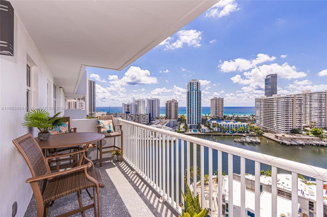 Active With Contract: $325,000 (1 beds, 1 baths, 920 Square Feet)