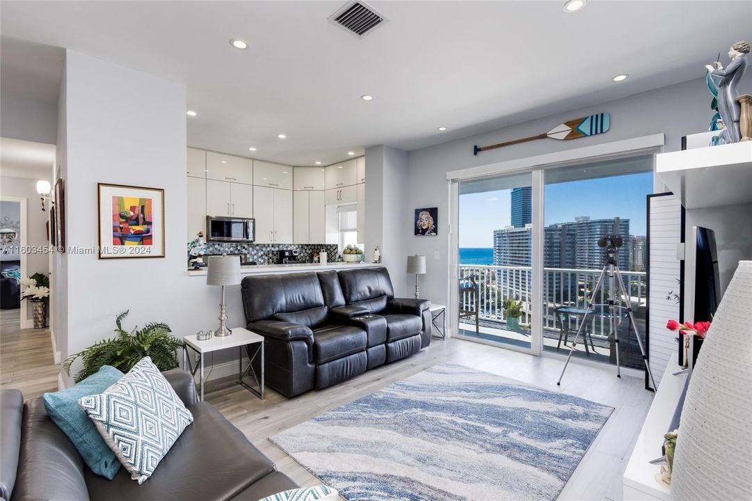Active With Contract: $325,000 (1 beds, 1 baths, 920 Square Feet)