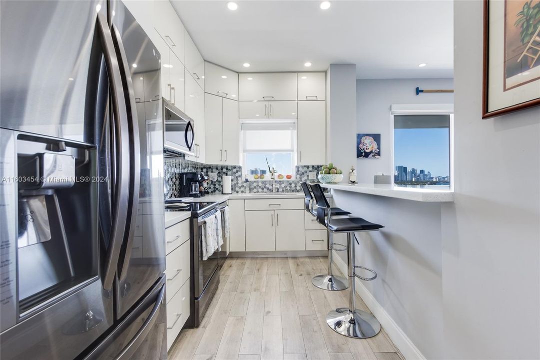 Active With Contract: $325,000 (1 beds, 1 baths, 920 Square Feet)