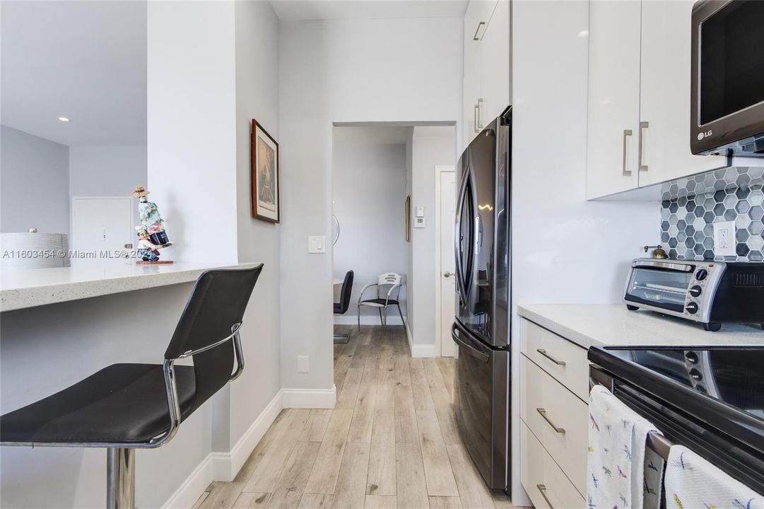 Active With Contract: $325,000 (1 beds, 1 baths, 920 Square Feet)