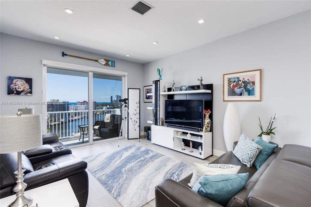 Active With Contract: $325,000 (1 beds, 1 baths, 920 Square Feet)