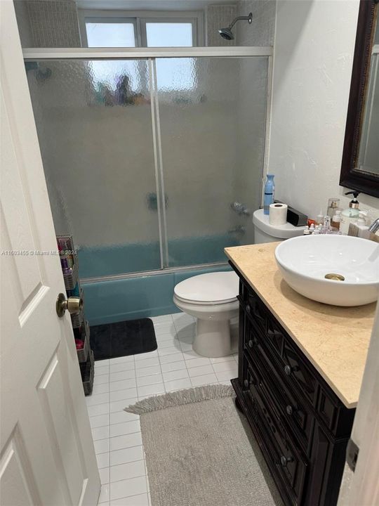 For Sale: $239,000 (1 beds, 1 baths, 710 Square Feet)