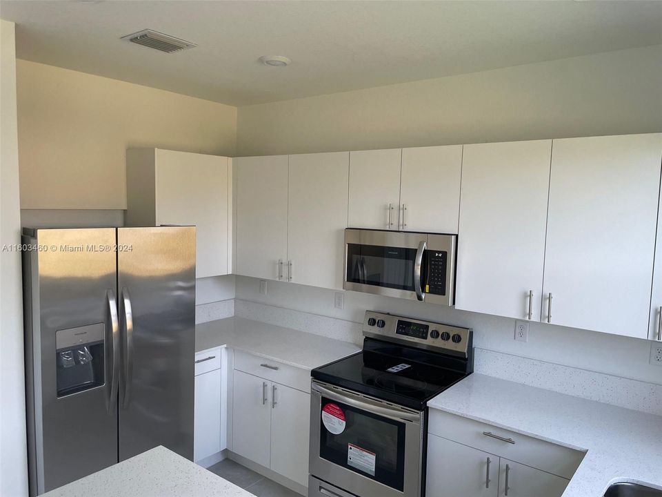 Active With Contract: $2,650 (3 beds, 2 baths, 1489 Square Feet)