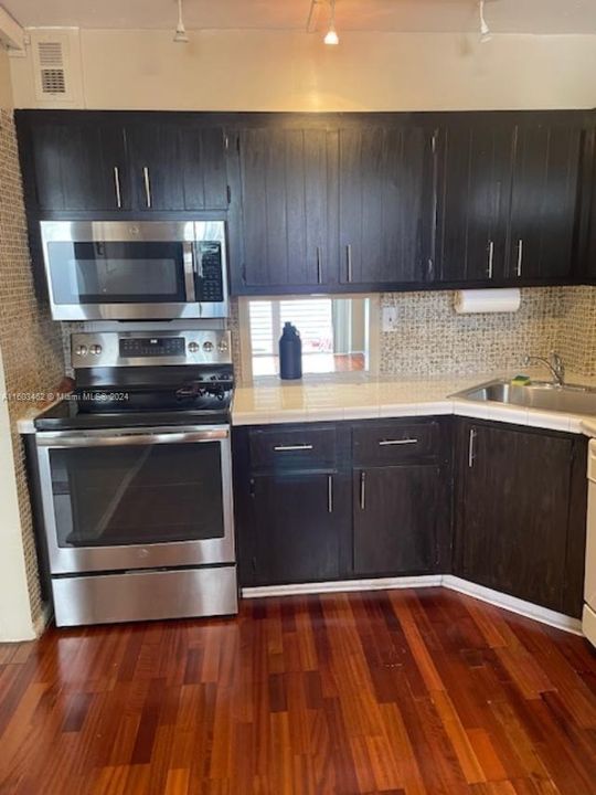 For Rent: $1,900 (1 beds, 1 baths, 873 Square Feet)