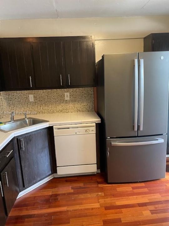 For Rent: $1,900 (1 beds, 1 baths, 873 Square Feet)