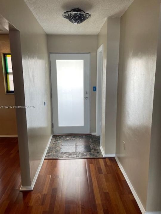 For Rent: $1,900 (1 beds, 1 baths, 873 Square Feet)