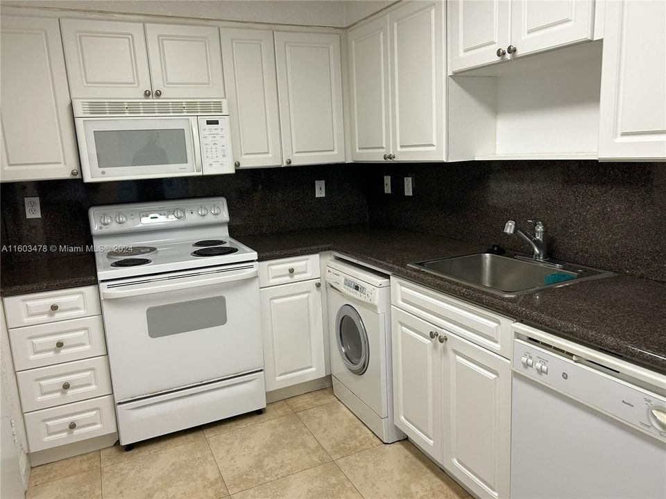 For Sale: $459,000 (1 beds, 1 baths, 745 Square Feet)