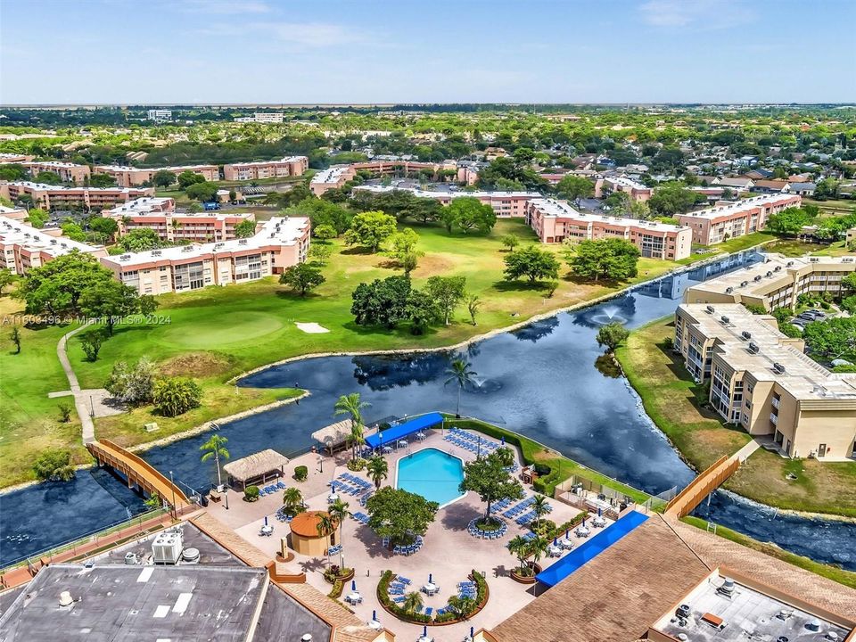 Beautiful clubhouse with plenty of amenities, including indoor and outdoor heated pools, a gym, racquetball and tennis courts, a theater, a billiard room, card rooms, a library, BBQ areas, and more.