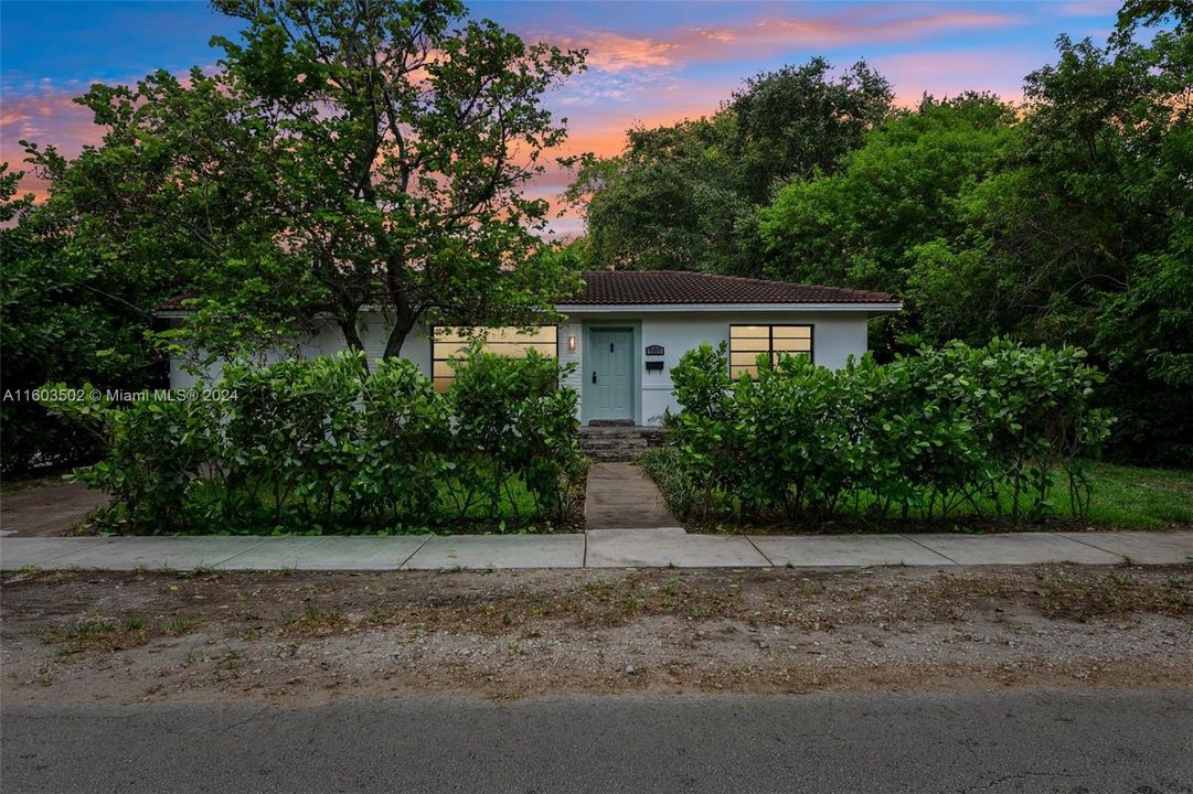 Active With Contract: $4,000 (3 beds, 2 baths, 1452 Square Feet)