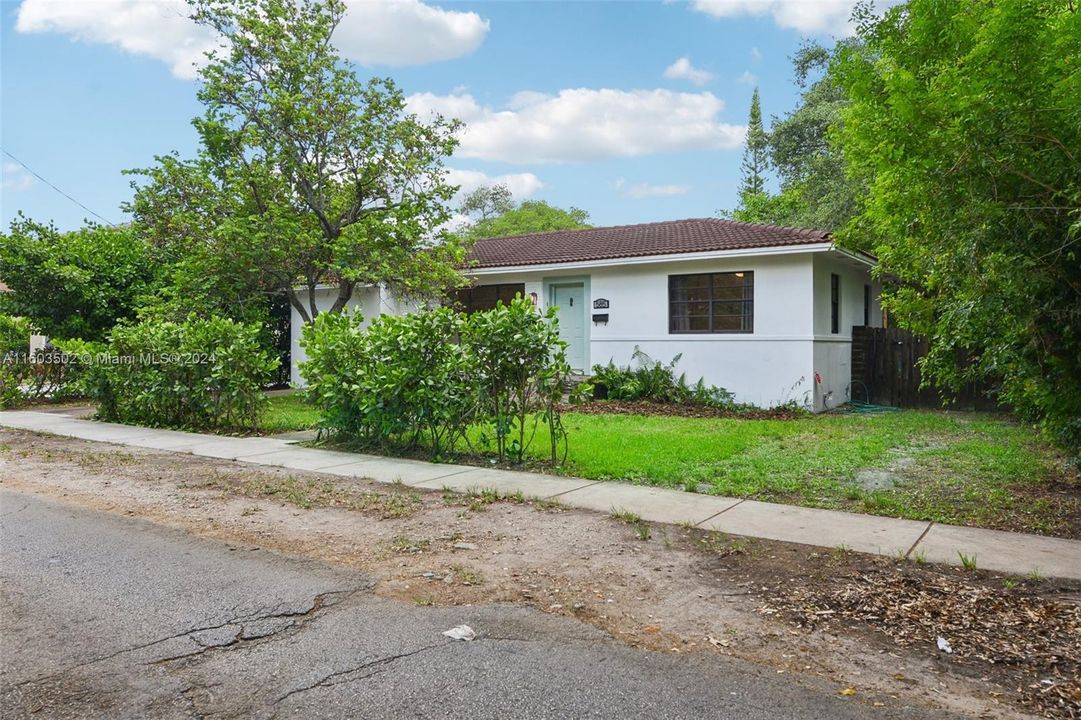 Active With Contract: $4,000 (3 beds, 2 baths, 1452 Square Feet)