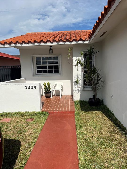 Activo con contrato: $569,000 (3 camas, 2 baños, 1693 Pies cuadrados)