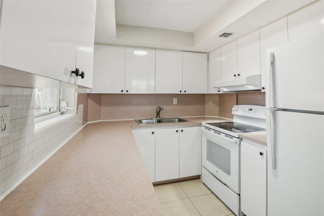 For Sale: $425,000 (2 beds, 1 baths, 1169 Square Feet)