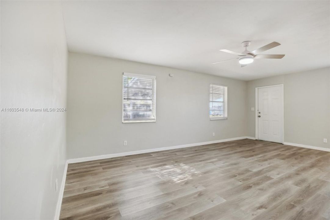 For Sale: $425,000 (2 beds, 1 baths, 1169 Square Feet)