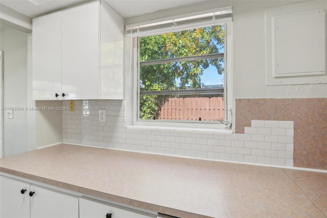 For Sale: $425,000 (2 beds, 1 baths, 1169 Square Feet)