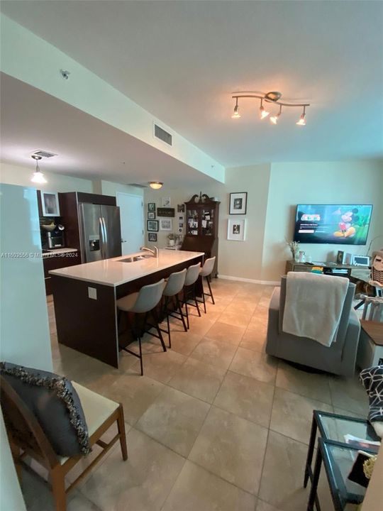 Active With Contract: $2,700 (1 beds, 1 baths, 663 Square Feet)