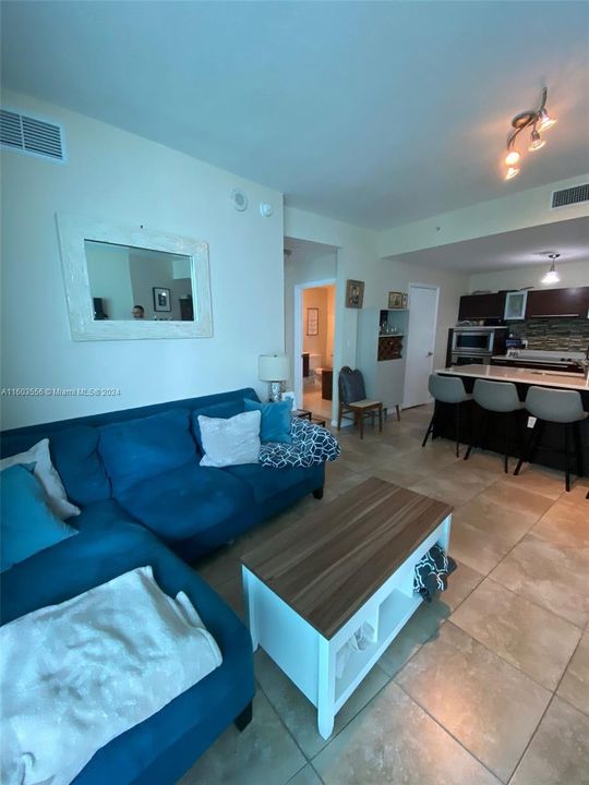 Active With Contract: $2,700 (1 beds, 1 baths, 663 Square Feet)