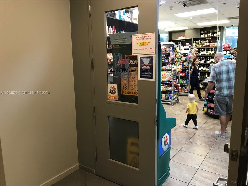 Convenience store in north tower lobby !