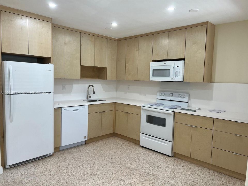 Active With Contract: $2,100 (1 beds, 1 baths, 668 Square Feet)