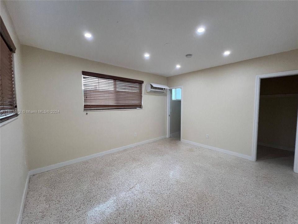 Active With Contract: $2,100 (1 beds, 1 baths, 668 Square Feet)