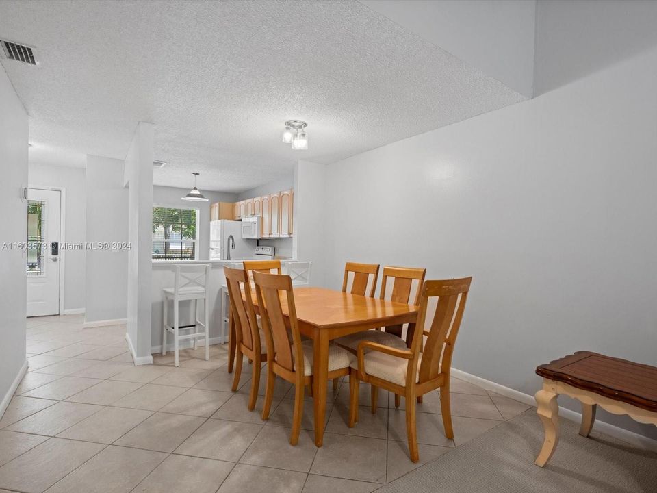 For Sale: $345,000 (2 beds, 1 baths, 994 Square Feet)