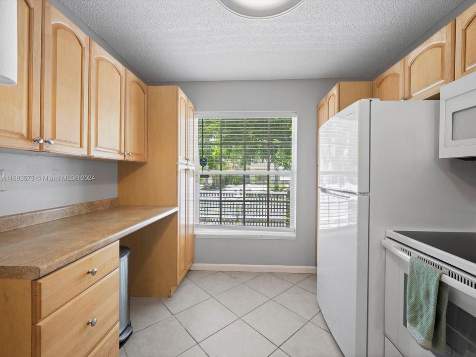 For Sale: $345,000 (2 beds, 1 baths, 994 Square Feet)