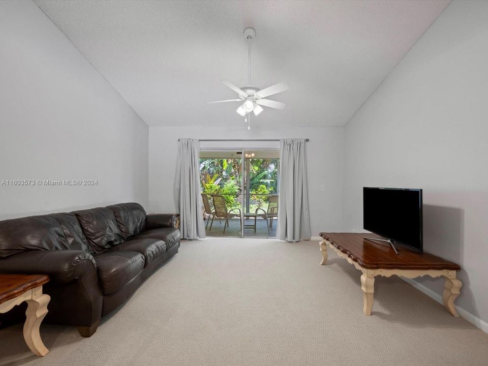 For Sale: $345,000 (2 beds, 1 baths, 994 Square Feet)