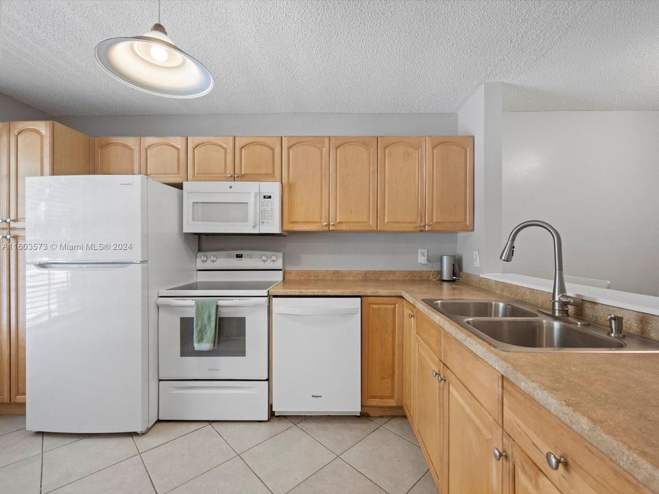 For Sale: $345,000 (2 beds, 1 baths, 994 Square Feet)