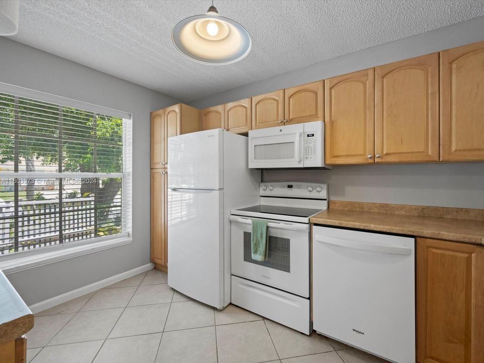 For Sale: $345,000 (2 beds, 1 baths, 994 Square Feet)