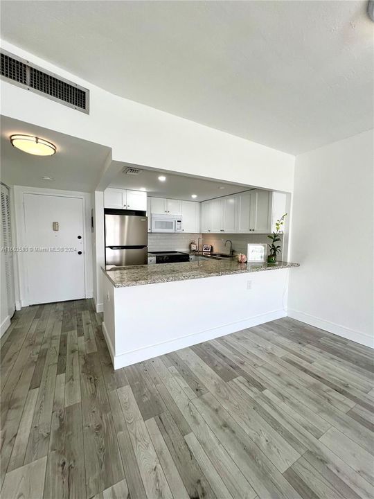 For Sale: $389,999 (1 beds, 1 baths, 744 Square Feet)