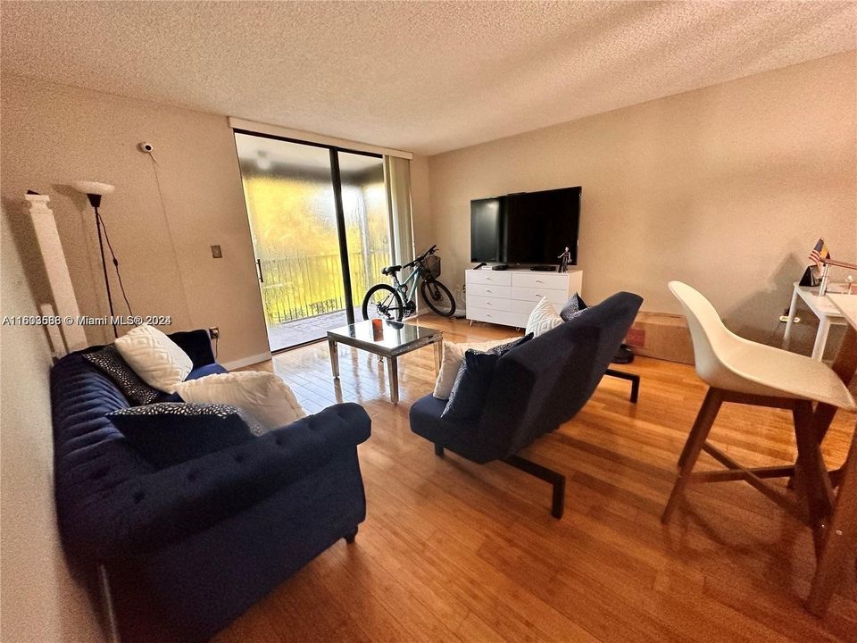 For Sale: $110,000 (1 beds, 1 baths, 833 Square Feet)