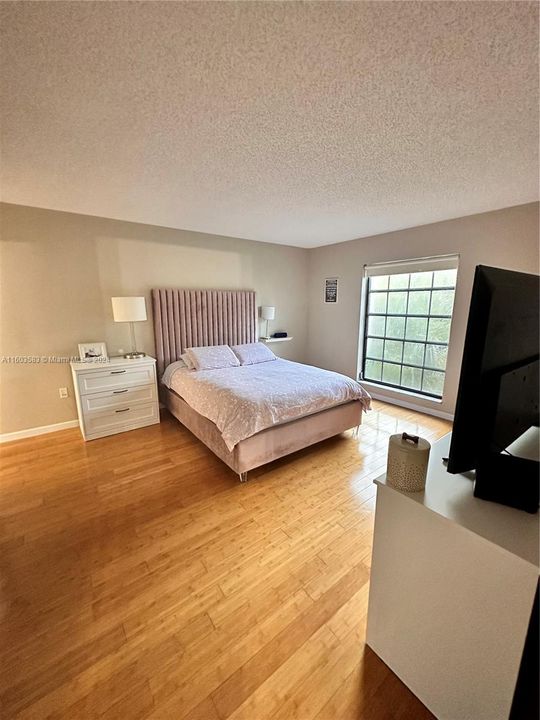 For Sale: $110,000 (1 beds, 1 baths, 833 Square Feet)