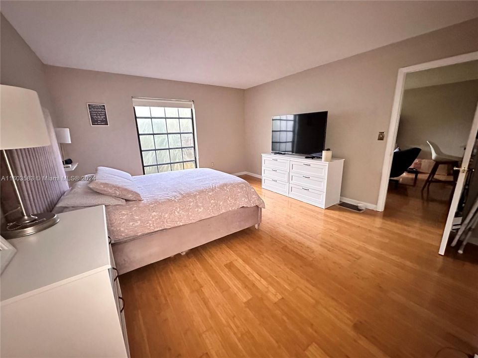 For Sale: $110,000 (1 beds, 1 baths, 833 Square Feet)