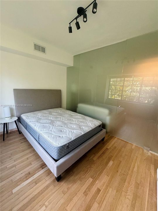 For Rent: $2,000 (1 beds, 1 baths, 420 Square Feet)