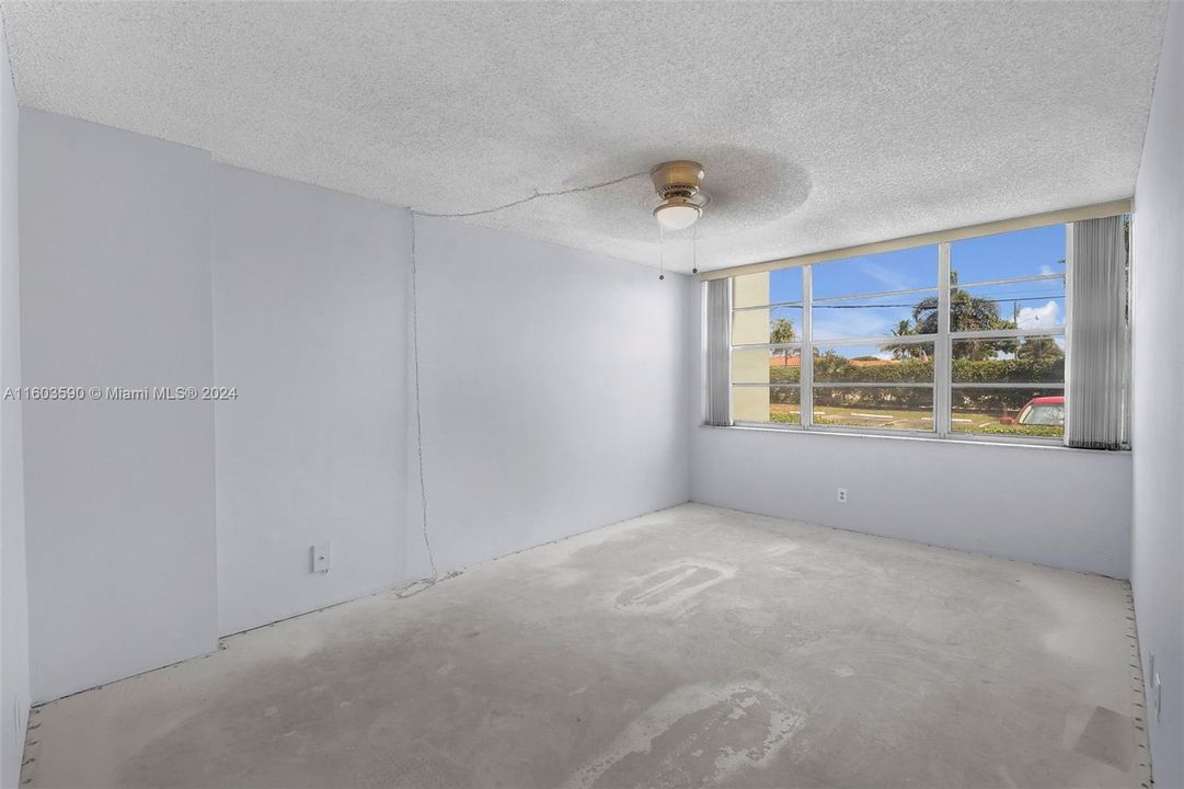 For Sale: $205,000 (2 beds, 2 baths, 1040 Square Feet)