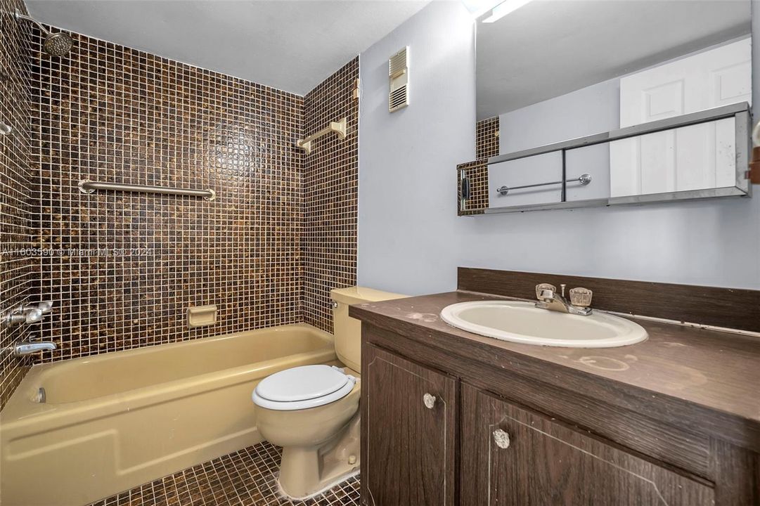 For Sale: $205,000 (2 beds, 2 baths, 1040 Square Feet)