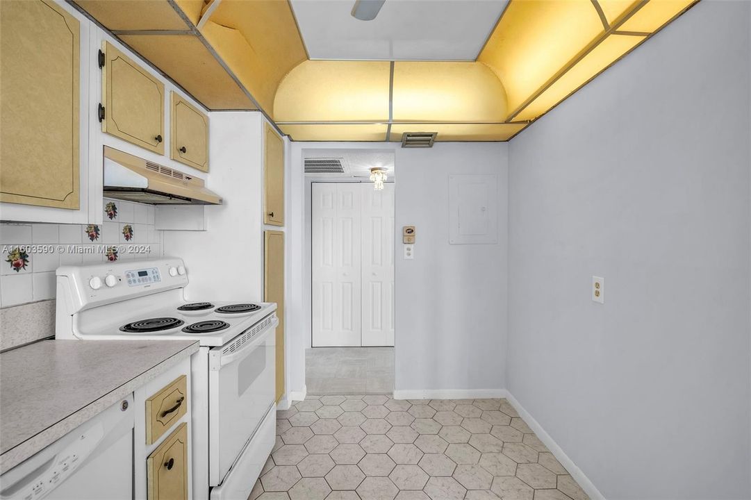 For Sale: $205,000 (2 beds, 2 baths, 1040 Square Feet)
