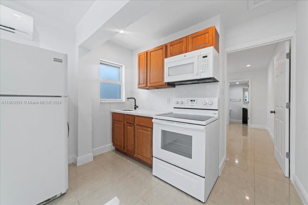 Active With Contract: $1,600 (1 beds, 1 baths, 750 Square Feet)